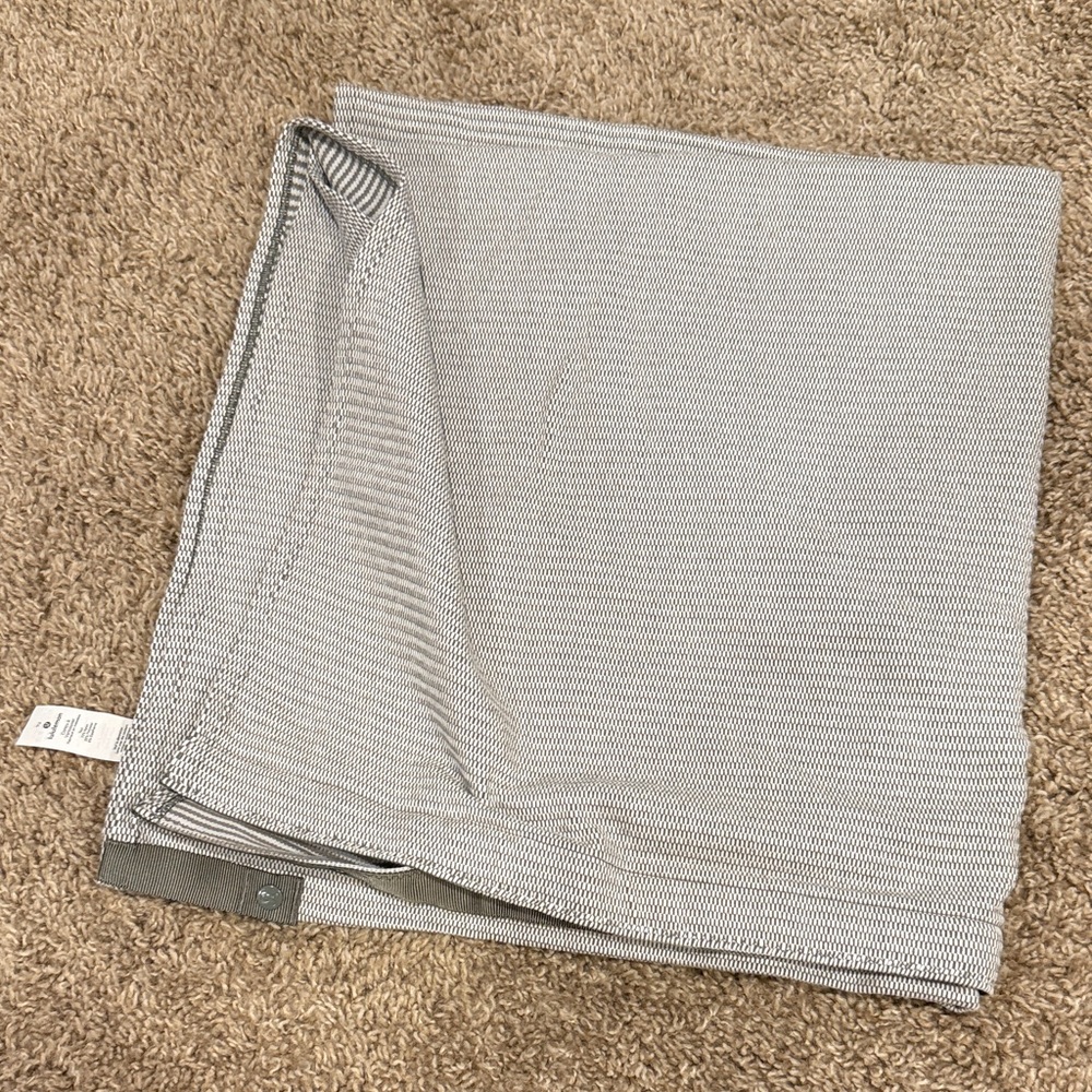 🍋 lululemon like new Gray Striped vinyasa scarf!